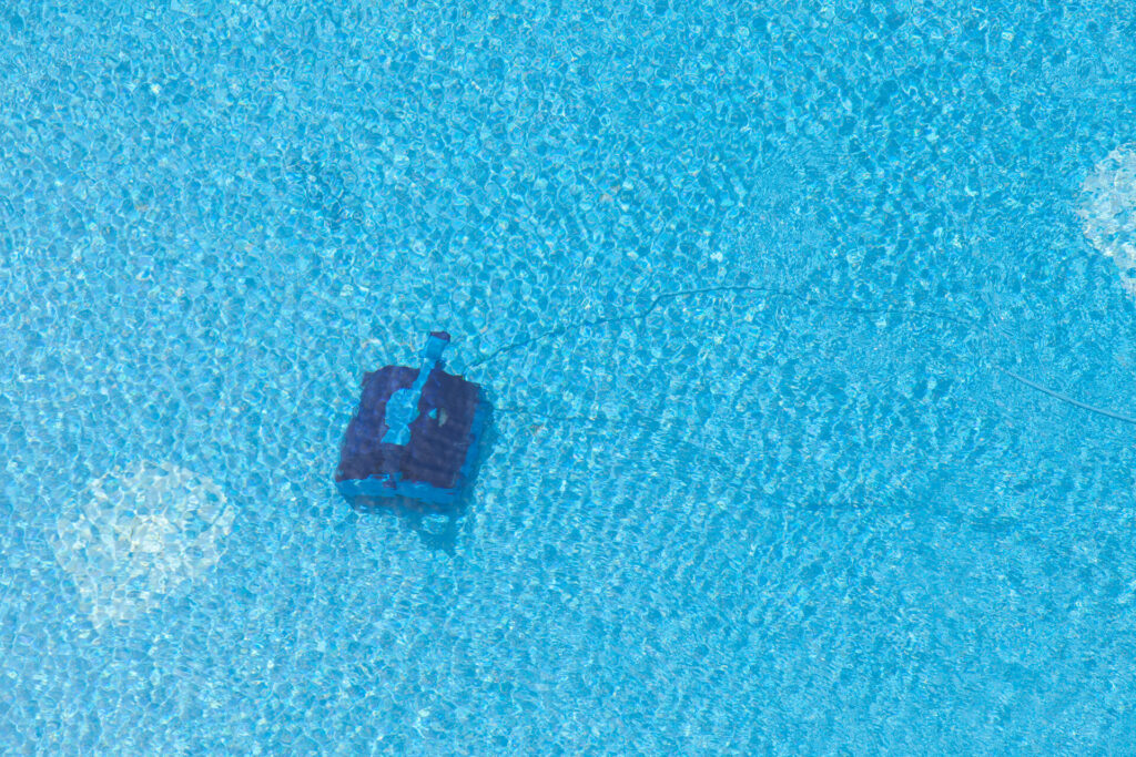 Pool Bodensauger reinigt einen Swimmingpool