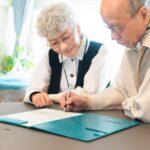 älteres Ehepaar untersucht Unterlagen über Erbschafts und Schenkungssteuer