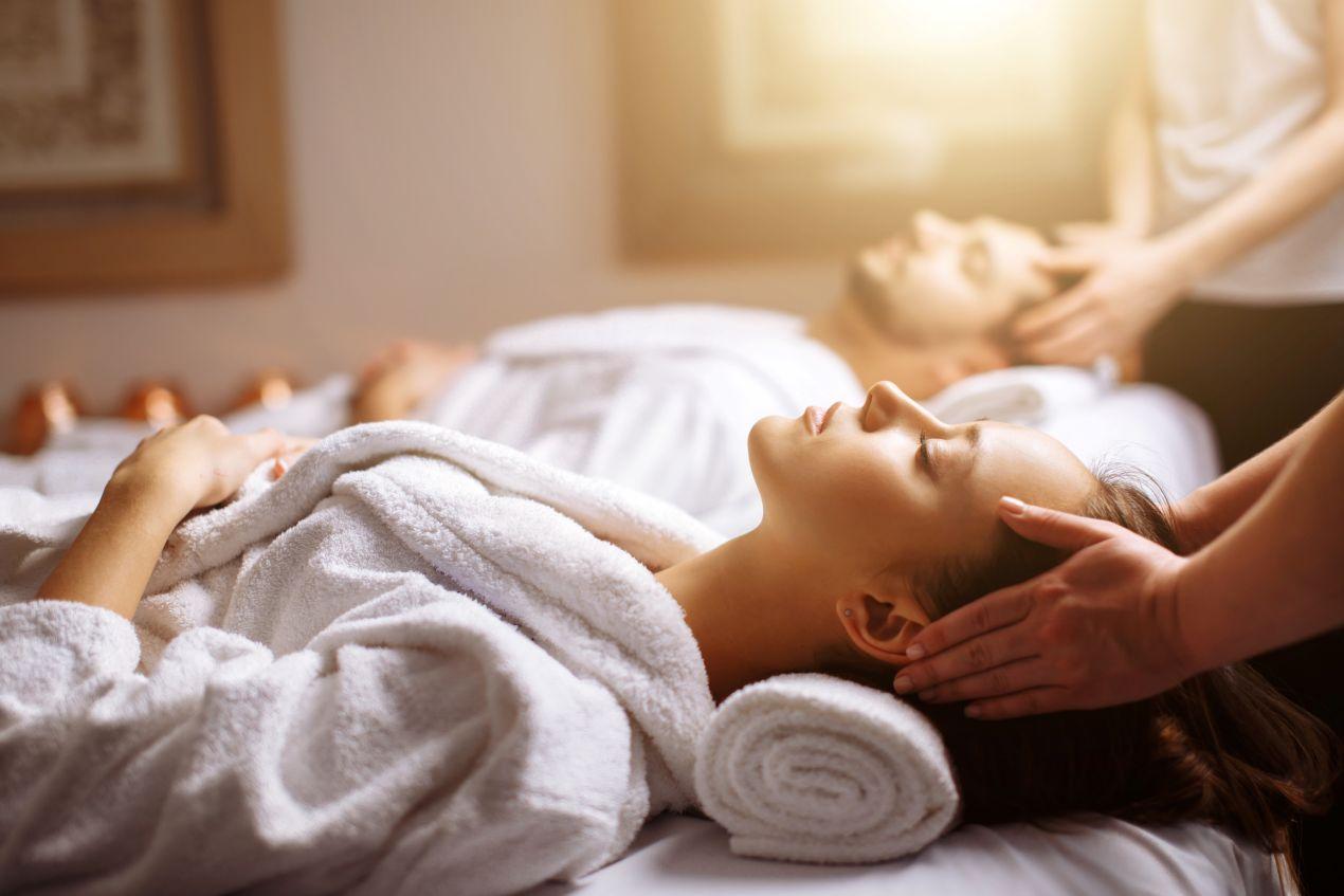 Wellnesshotel Bayern bietet Paarmassage in ruhiger Spa-Atmosphaere – Erholung fuer Koerper und Geist in hochwertigem Ambiente