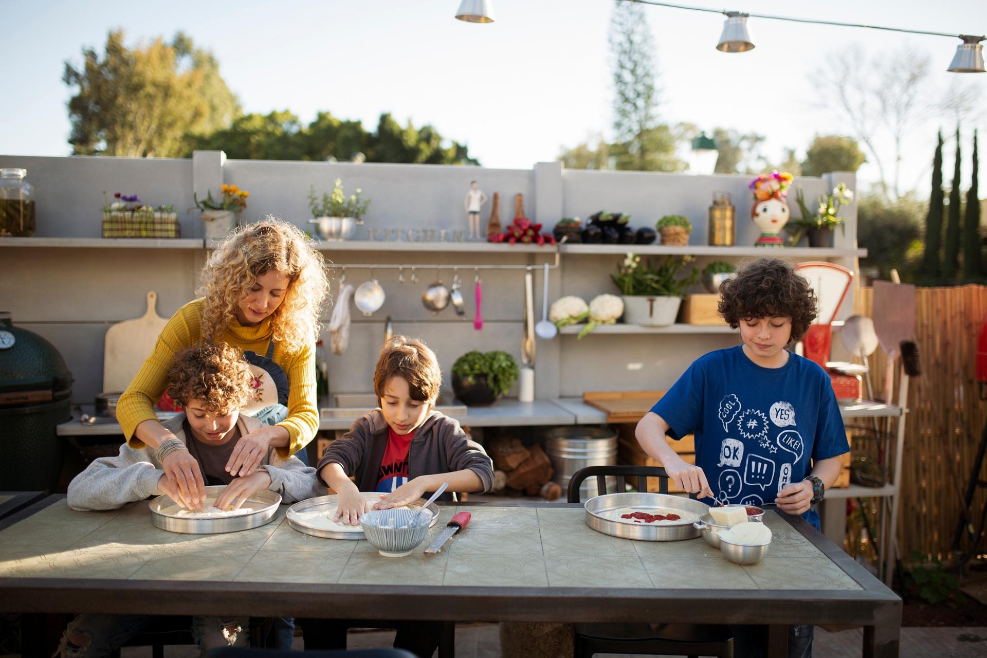 Gemeinsames Kochen mit Kindern unter freiem Himmel | Gartenküche

