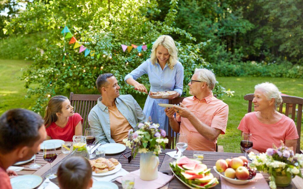 Sommerliches Familienessen im Freien | Gartenküche