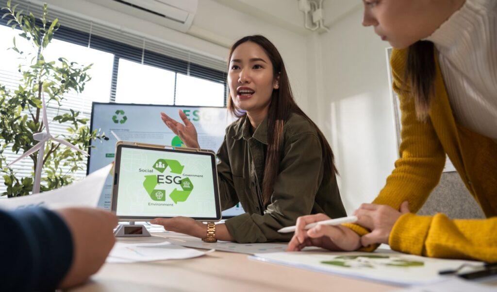 Team diskutiert ESG-Kriterien zur wirtschaftlichen Bewertung nachhaltiger Glühweinbecher-Konzepte