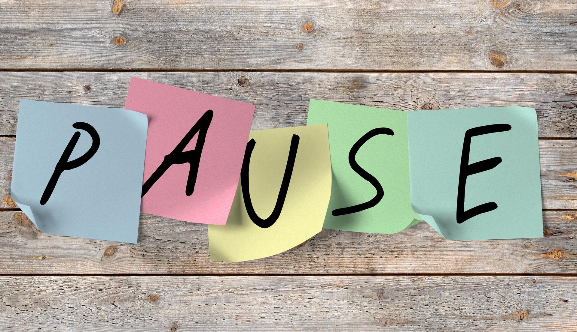 Bunte Haftnotizen mit dem Wort Pause | Elfbar Elfa